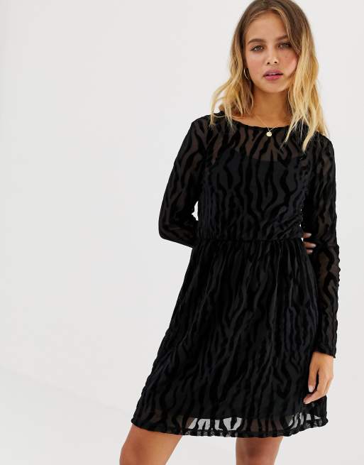 Vestido recto de terciopelo con acabado devoré Flikka Niella de Only