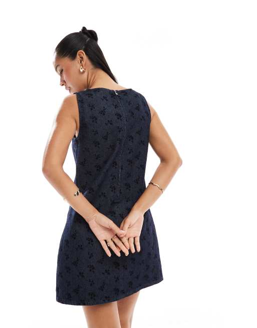 Vestido recto vaquero con diseño de florecitas flocado de ASOS DESIGN, 3 de 4