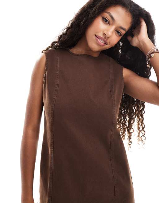 Vestido recto vaquero marrón chocolate con detalle de costuras de ASOS DESIGN, 3 de 4