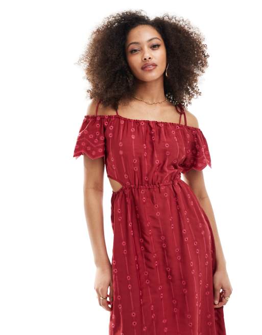 Vestido rojo cereza con escote Bardot de satén de Scalpers