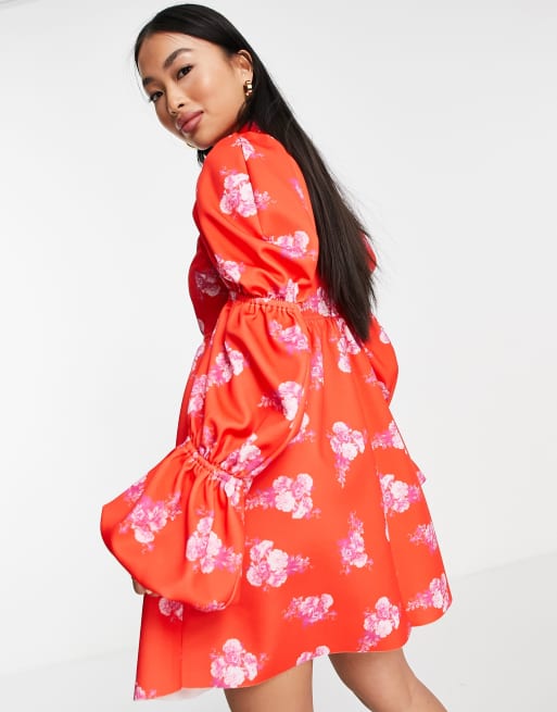 Vestido rojo con estampado floral rosa y manga triple de corte amplio de ASOS DESIGN, 2 de 4