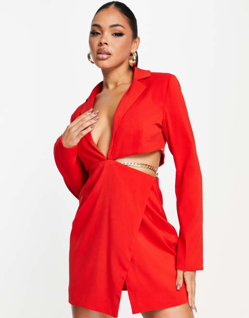 Vestido rojo estilo americana con aberturas y detalle de cadena en la cintura de Kaiia