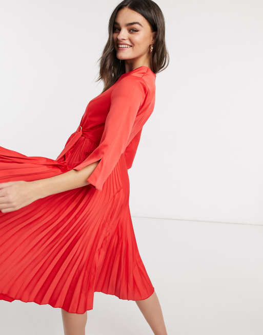 cayó calcular panorama Vestido rojo plisado con diseño cruzado de CLOSET | ASOS