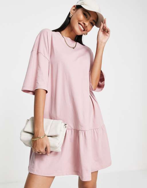 Vestido rosa extragrande estilo camiseta con sobrefalda de volantes de ASOS DESIGN