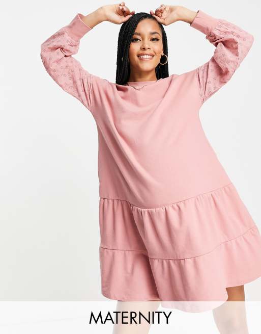Vestido rosa tipo sudadera con calados en las mangas y falda a capas de Violet Romance Maternity