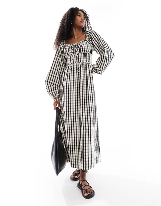 Vestido semilargo a cuadros vichy negros de manga larga con cuerpo fruncido de Daisy Street