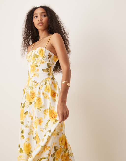 Vestido semilargo amarillo con estampado floral, cuerpo