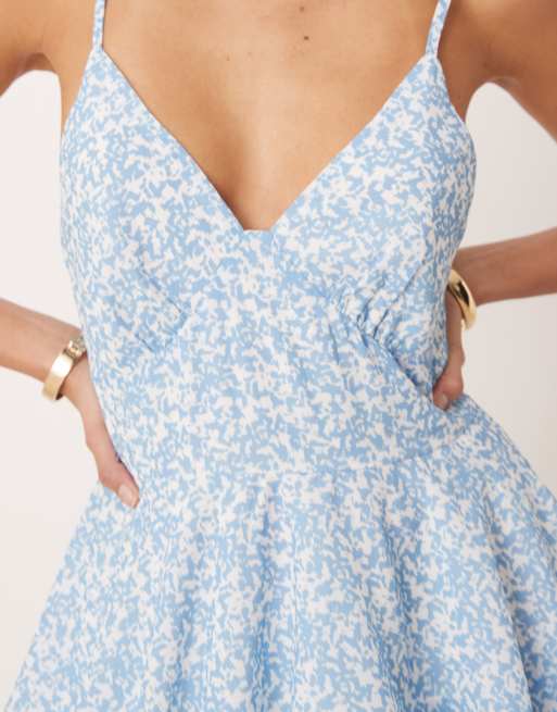 Vestido semilargo azul con estampado abstracto y volante de Pretty Lavish, 2 de 4