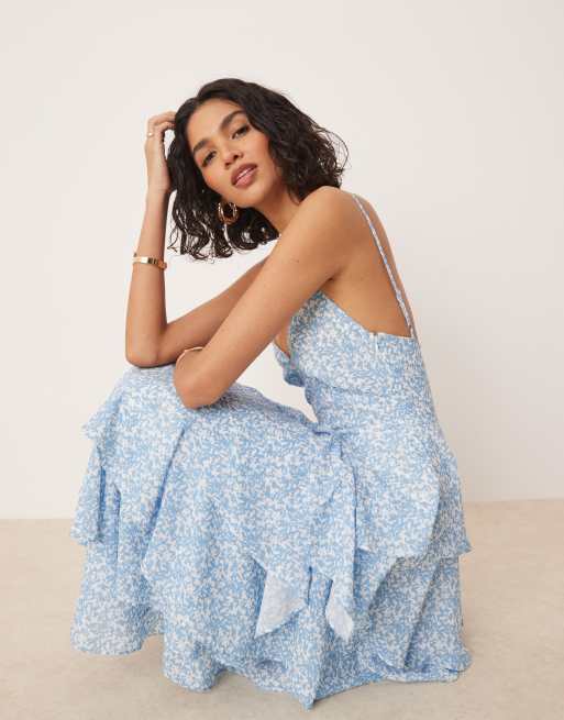 Vestido semilargo azul con estampado abstracto y volante de Pretty Lavish, 3 de 4