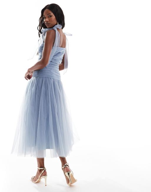 Vestido semilargo azul con lazos en los hombros y cintura baja de