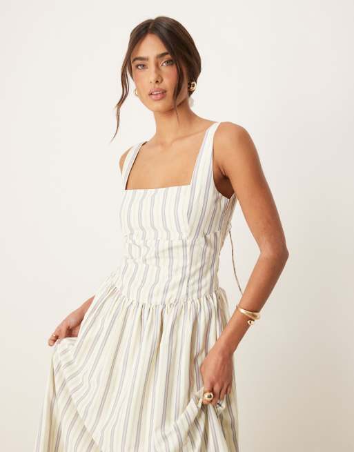 Vestido semilargo blanco a rayas con escote cuadrado y cintura baja de Glamorous , 3 de 4