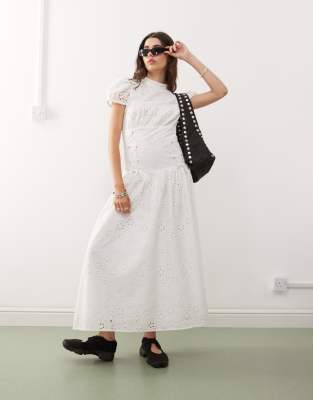 Vestido semilargo blanco con bordado inglés y cordones laterales de COLLUSION - view 1