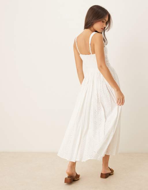 Vestido semilargo blanco con cuerpo estilo corsé y bordado inglés de algodón de Lace & Beads, 4 de 4