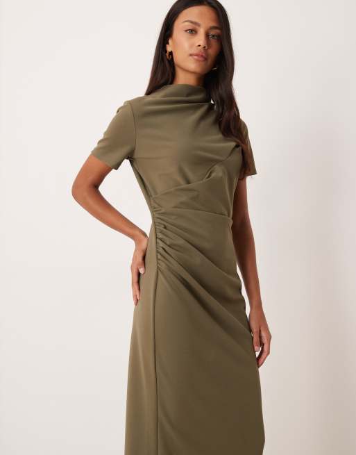 Vestido semilargo caqui con cuello alto y diseño drapeado y plisado de ASOS DESIGN, 2 de 4