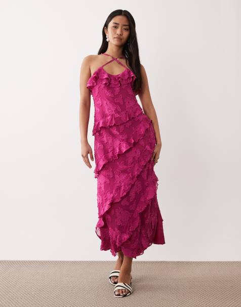 Vestido semilargo color baya de tirantes cruzados con diseño de volantes de jacquard de Pretty Lavish - view 1