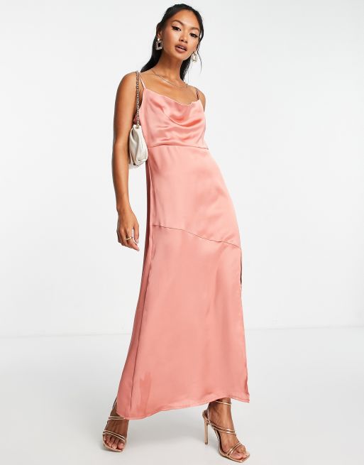 Vestido semilargo color brandy con cuello desbocado de sat n de Pretty Lavish