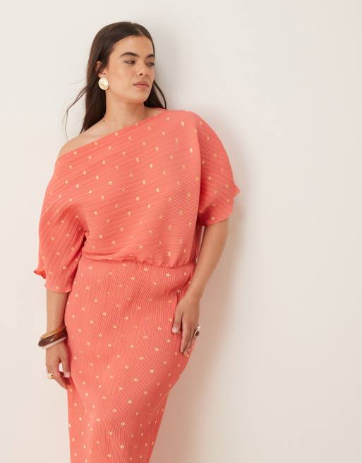 Vestido semilargo color coral y dorado plisado con hombro caído Tilly de Never Fully Dressed Plus, 2 de 4