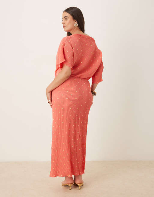 Vestido semilargo color coral y dorado plisado con hombro caído Tilly de Never Fully Dressed Plus, 3 de 4