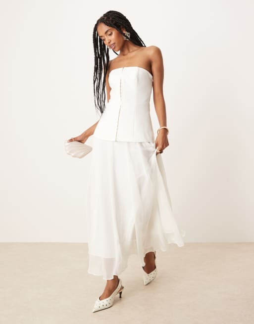 Vestido semilargo color crema con detalle de corchetes de tejido transparente de Forever New