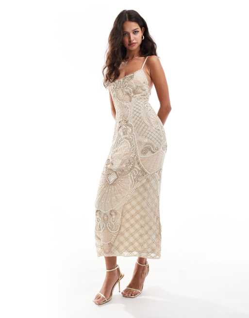 Vestido semilargo color crema con escote corazón suave y abalorios de ASOS DESIGN