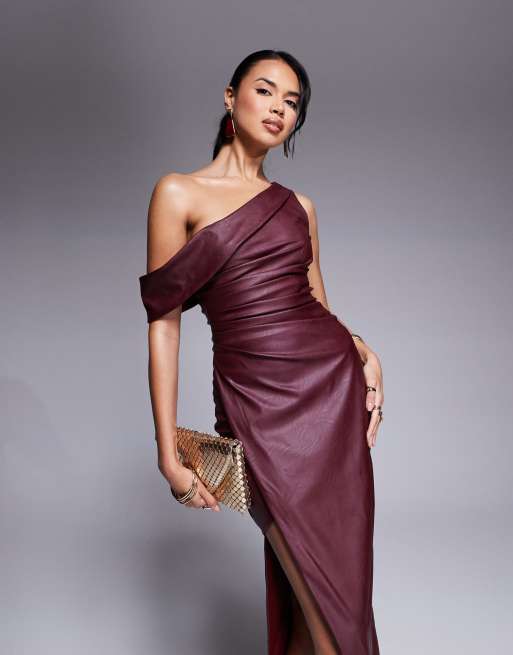 Vestido semilargo color guinda con escote Bardot de poliuretano de Jaded Rose