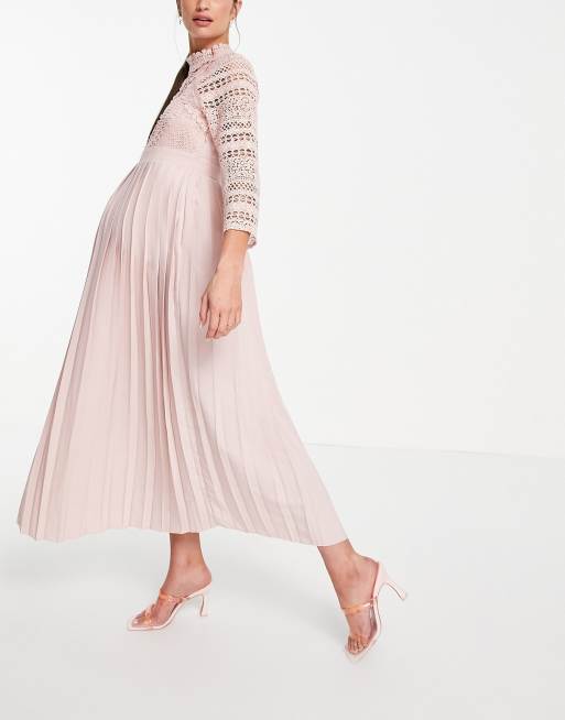 Vestido semilargo color rosa rubor con detalle de encaje de Little Mistress Maternity, 4 de 4