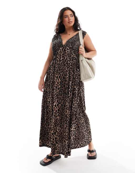 Vestido semilargo con estampado de leopardo, cuello de pico y bajo amplio de ASOS DESIGN Curve