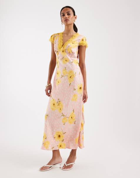 Vestido semilargo con estampado de lunares, amapolas amarillas y cuello de pico Olivia de Never Fully Dressed - view 1