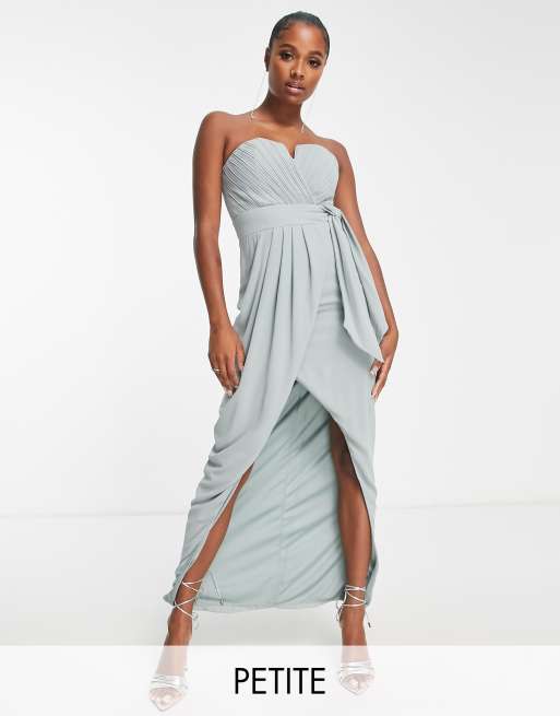 Vestido semilargo de dama de honor palabra de honor con diseño cruzado con detalle de pliegues en beis exclusivo de TFNC Petite