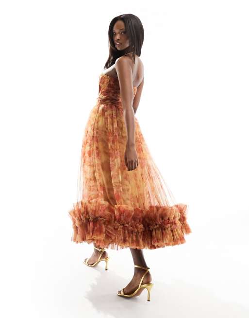 Vestido semilargo dorado con estampado floral, detalle tipo corsé y volante en el bajo de tul de Lace & Beads
