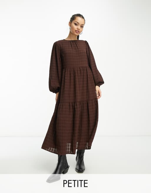 Vestido semilargo marrón chocolate amplio de corte escalonado de Violet Romance Petite