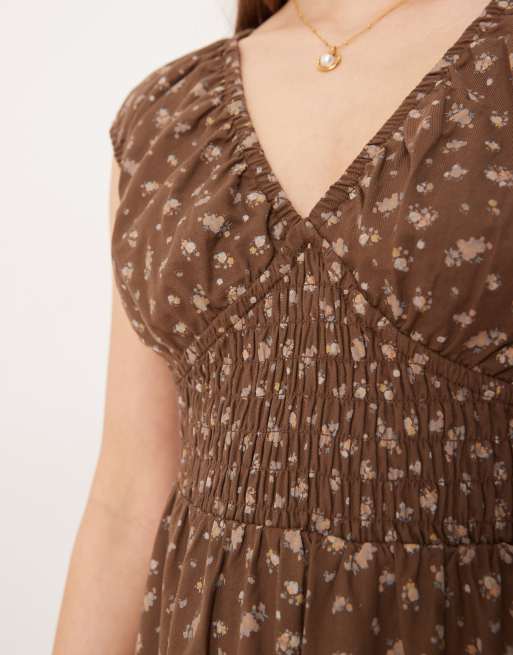 Vestido semilargo marrón con estampado floral y cintura fruncida de Glamorous, 3 de 4