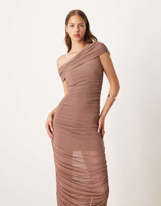 Vestido semilargo marrón moca asimétrico con diseño fruncido de malla de Forever New, 2 de 4