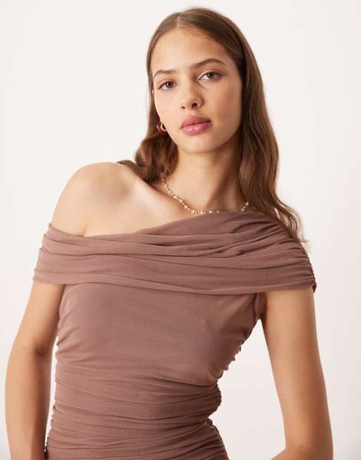 Vestido semilargo marrón moca asimétrico con diseño fruncido de malla de Forever New, 3 de 4