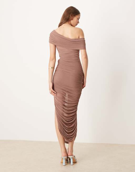 Vestido semilargo marrón moca asimétrico con diseño fruncido de malla de Forever New, 4 de 4
