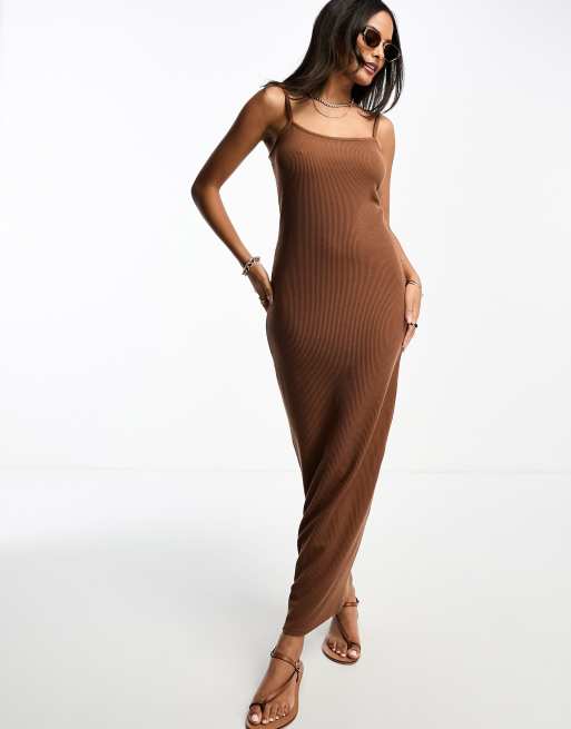 Vestido semilargo marrón muy ajustado de tirantes de New Look