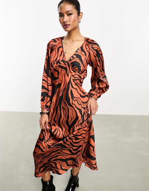 Vestido semilargo naranja óxido con cuello de pico y estampado animal abstracto de satén de Violet Romance
