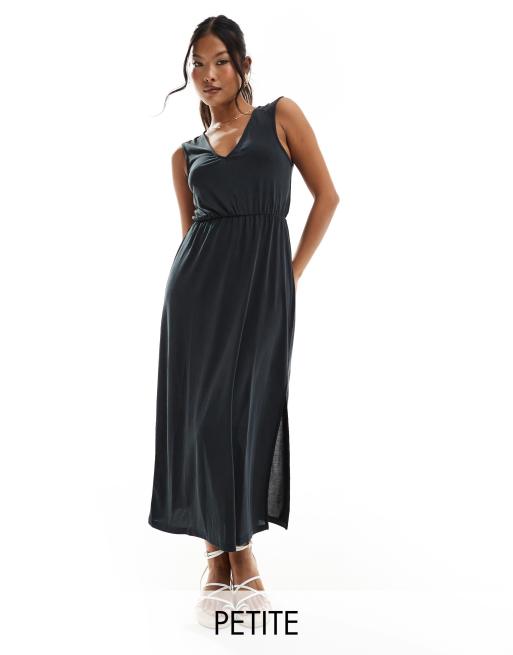 Vestido semilargo negro ceñido con cuello de pico de Vila Petite