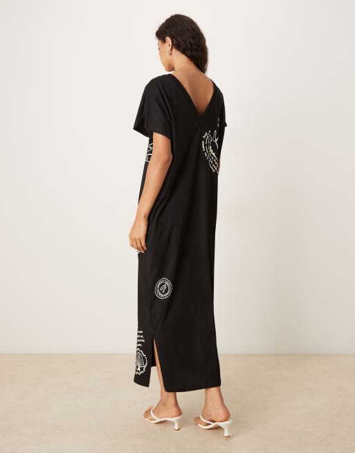 Vestido semilargo negro con hombro caído y diseño estampado de punto liso Palma de Never Fully Dressed, 3 de 4