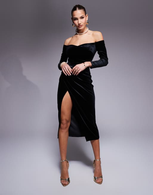 Vestido semilargo negro de manga larga con escote Bardot y abertura hasta el muslo de terciopelo de True Violet