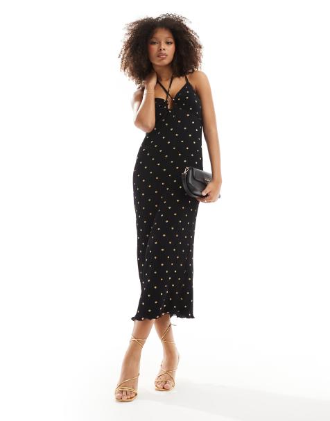 Vestido semilargo negro plisado con detalle cruzado en el cuello y estampado de motas doradas de Never Fully Dressed - view 1