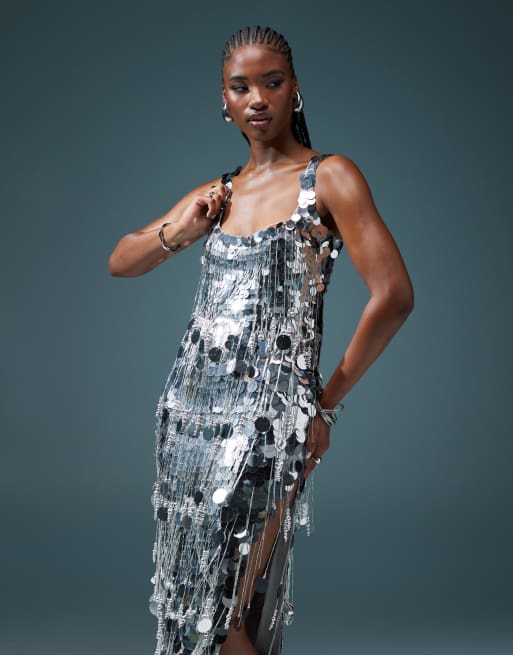 Vestido semilargo plateado adornado con flecos de lentejuelas