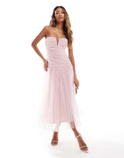 Vestido semilargo rosa empolvado con bajo caído de tul de Lace & Beads
