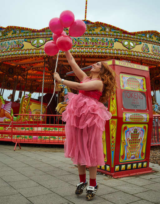 Vestido semilargo rosa escalonado con volantes de Labelrail x Laura Elizabeth Klein, 2 de 4