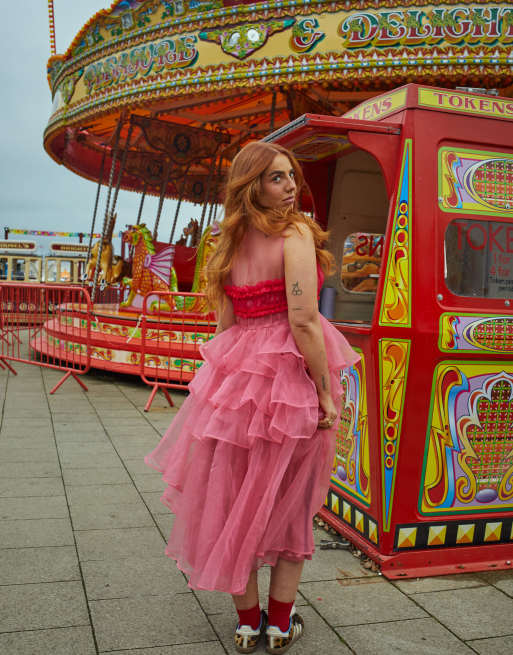 Vestido semilargo rosa escalonado con volantes de Labelrail x Laura Elizabeth Klein, 4 de 4