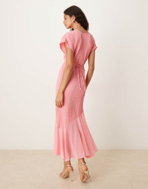 Vestido semilargo rosa luminoso plisado con bajo caído asimétrico de Never Fully Dressed, 4 de 4