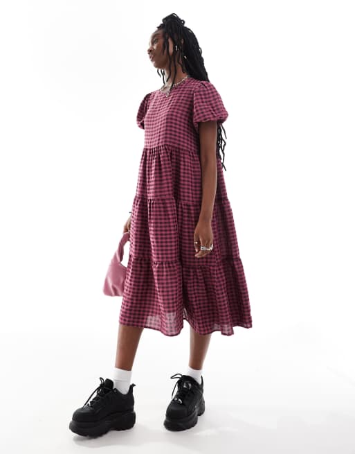 Vestido semilargo rosa y burdeos a cuadros de corte amplio y manga corta con diseño escalonado de Daisy Street