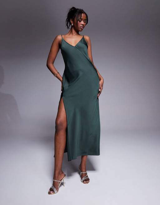 Vestido semilargo verde oscuro con cuello de pico, detalle de costura y abertura de satén de ASOS DESIGN