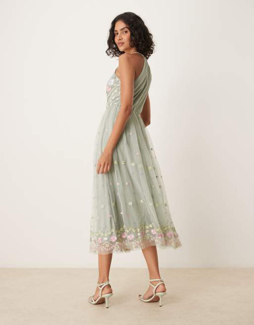 Vestido semilargo verde salvia con cuello halter y bordado floral de Maya, 3 de 4