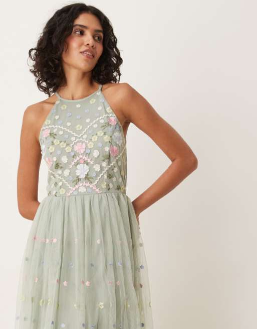 Vestido semilargo verde salvia con cuello halter y bordado floral de Maya, 4 de 4